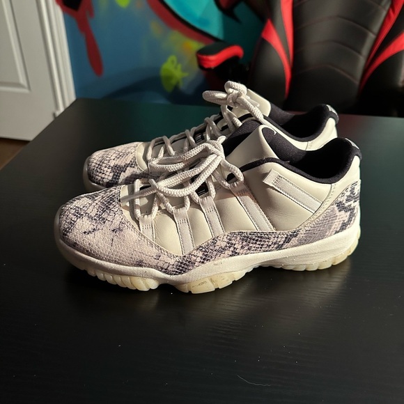 AIR JORDAN 11 RETRO LOW LE - Picture 3 of 5